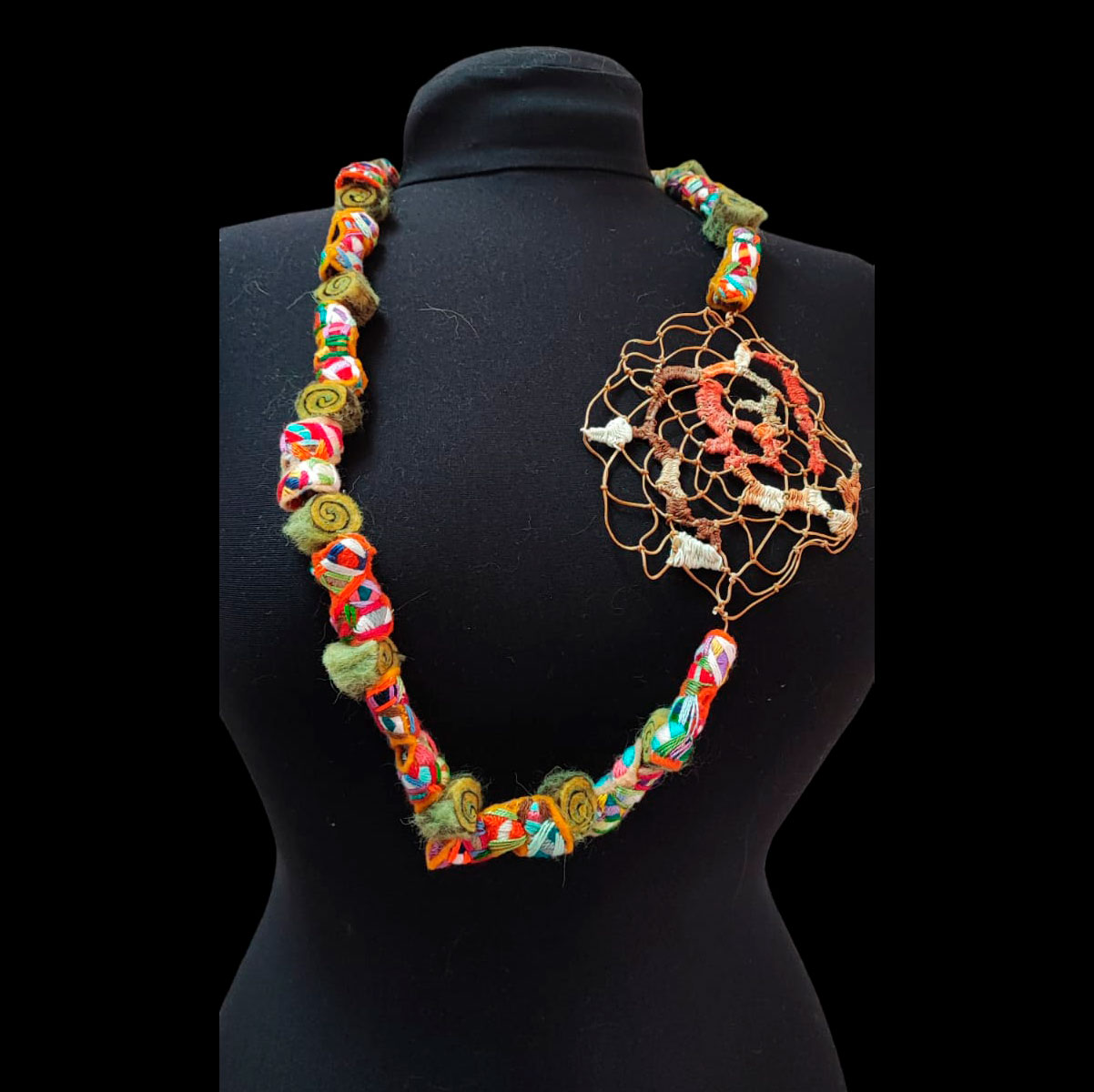 Collar joyería textil contemporánea